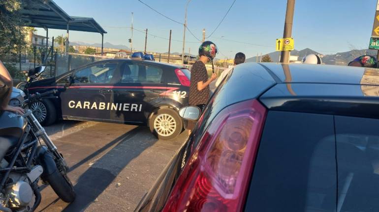 Scafati, padre spara al figlio per motivi economici: denunciato