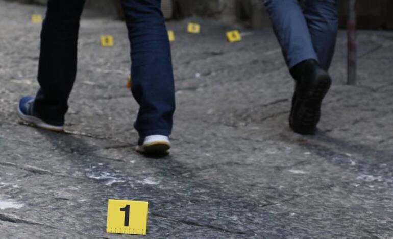 Napoli, 'stesa' a Pianura, esplosi colpi in piazza San Giorgio