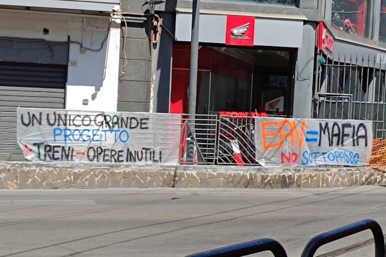 Castellammare, striscione contro il sottopasso Circum: ‘Eav uguale mafia’