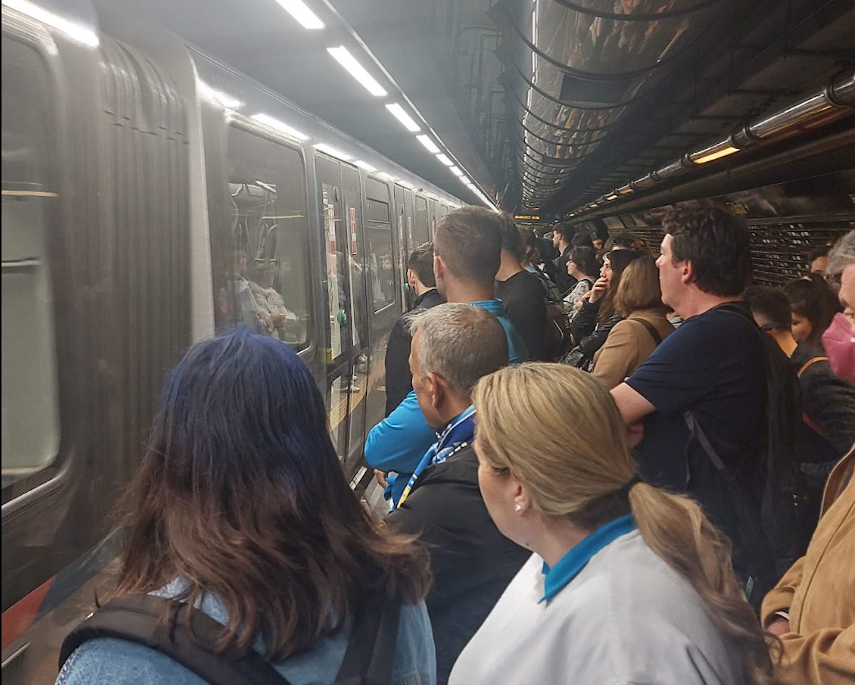 Assoutenti protesta per aumenti ingiustificati dei biglietti Metro a Napoli: 1,50 euro.