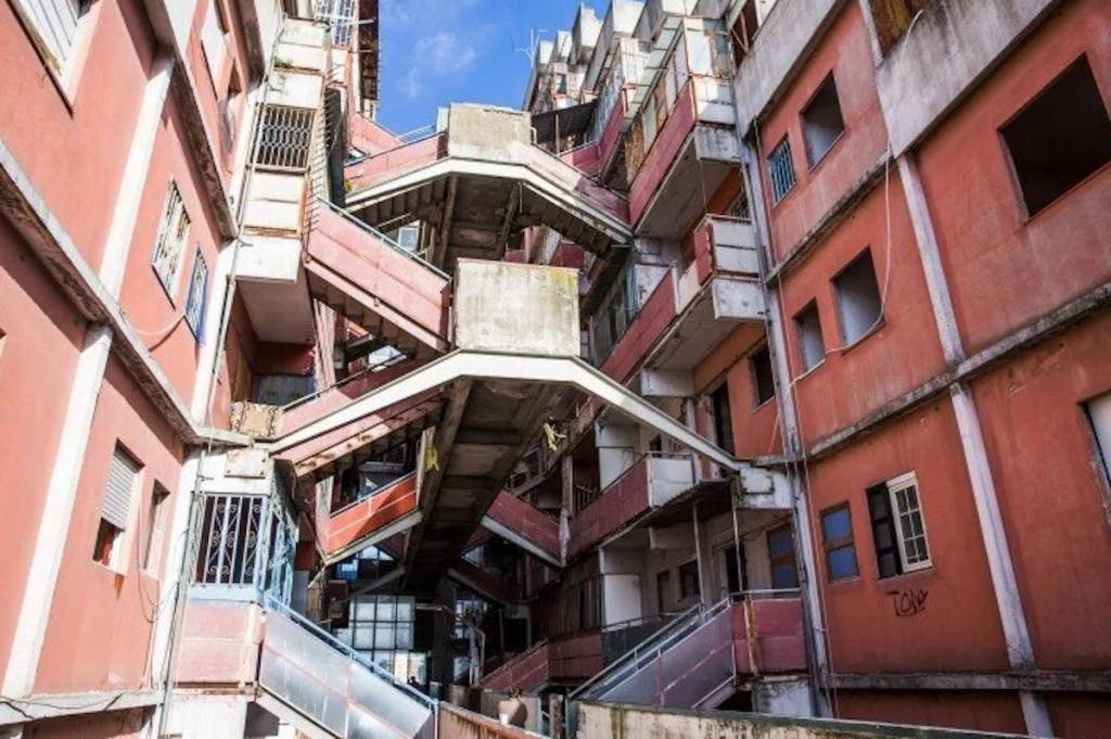 Scampia, crolla pezzo solaio alla Vela Rossa: sgomberate tre famiglie. Nessun ferito