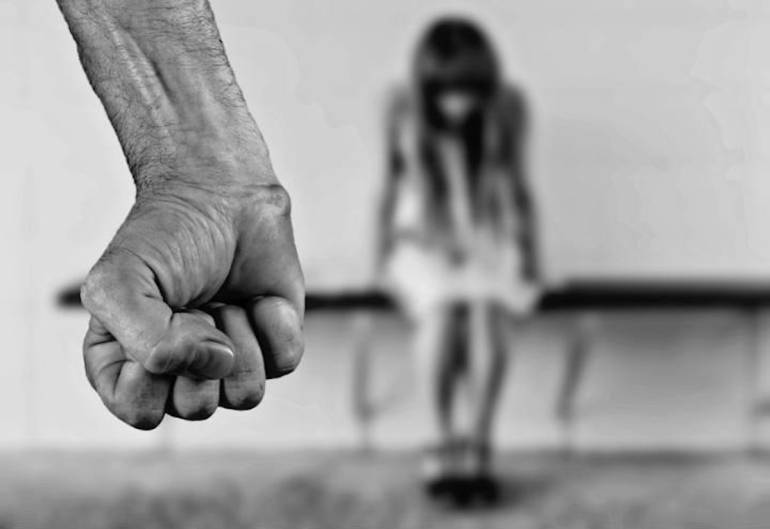 Battipaglia, bimba di 7 anni presa a chingiate dalla mamma