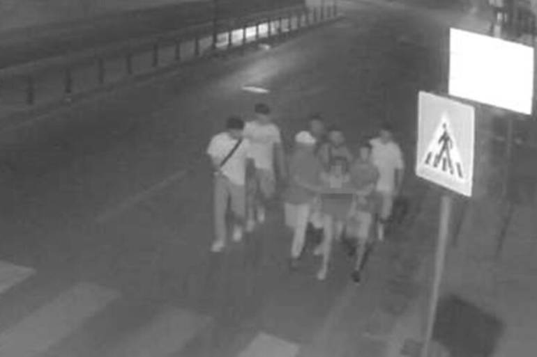 violenza di gruppo indagato lacrime