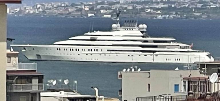 A Marina di Stabia è arrivato l’emiro di Dubai col mega yacht Opera