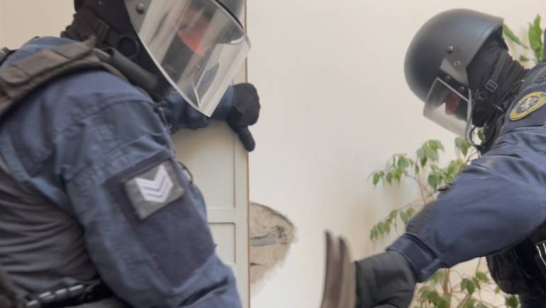 Napoli, il blitz ai Quartieri Spagnoli: 3 arresti, 6 denunce e sequestri di armi e droga