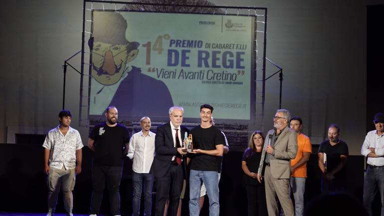 Premio di cabaret ‘Fratelli De Rege’ a Michele Ruggiero che vince la XIV edizione