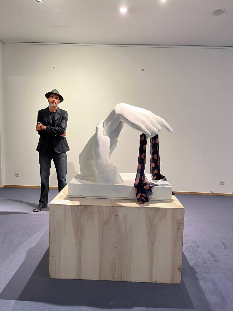 Il ricordo di Mahsa Amini nella scultura ‘Velo’ di Nello Petrucci