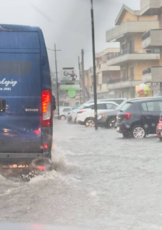 Maltempo: allagamenti e criticità in vari comuni campani. Chiuse 2 stazioni della Circum