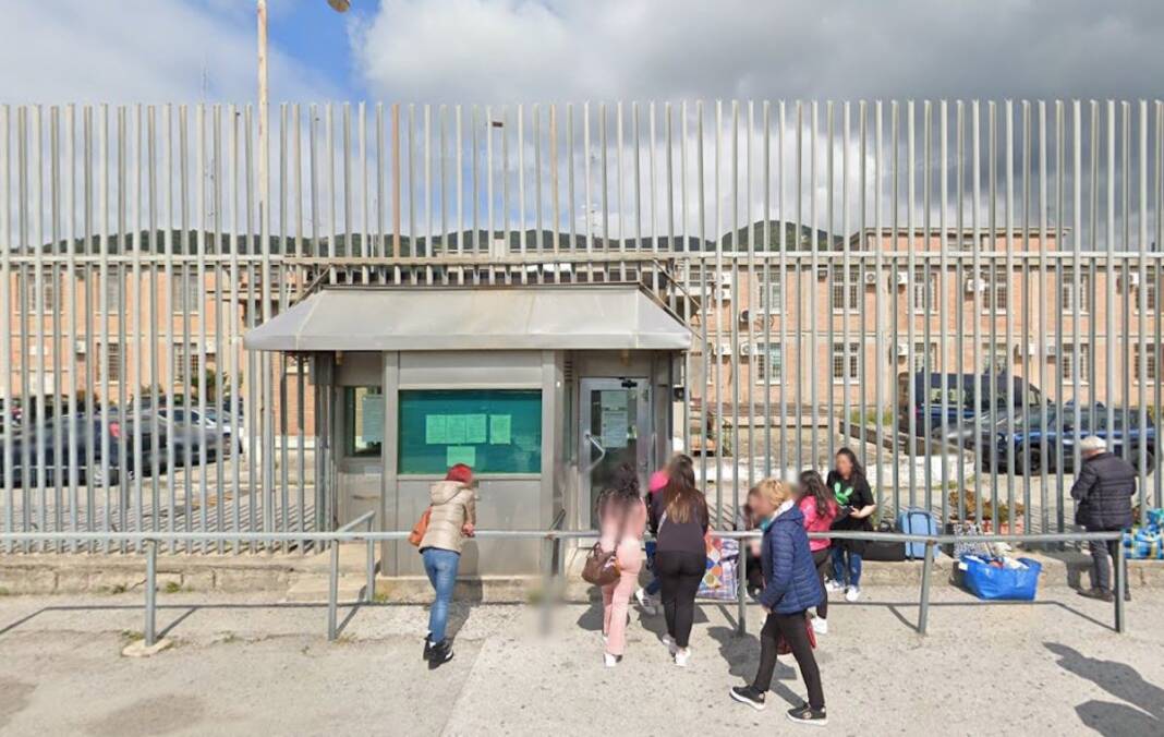 Salerno: detenuto si procura un taglio alla gola, salvato dalla Polizia Penitenziaria