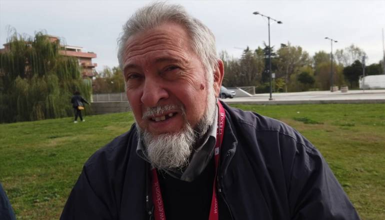 Napoli, il Maestro di strada Cesare Moreno: “Rabbia e punizioni, ma serve scuola”