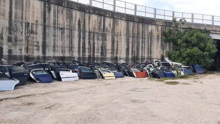 Sequestrato il ‘cimitero’ di auto e pneumatici sotto la rampa della circumvallazione esterna tra Napoli Nord e Casoria