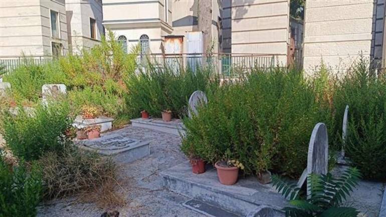 Napoli, cimiteri chiusi nel mese di agosto: si discute in commissione