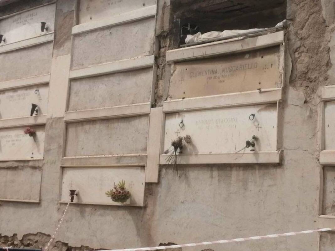 Degrado al cimitero Nuovissimo di Napoli: calcinacci che cadono e loculi scoperti