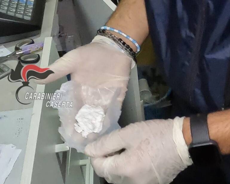 Grazzanise, cocaina e hashish sequestrata in un negozio di abbigliamento: arrestato il titolare