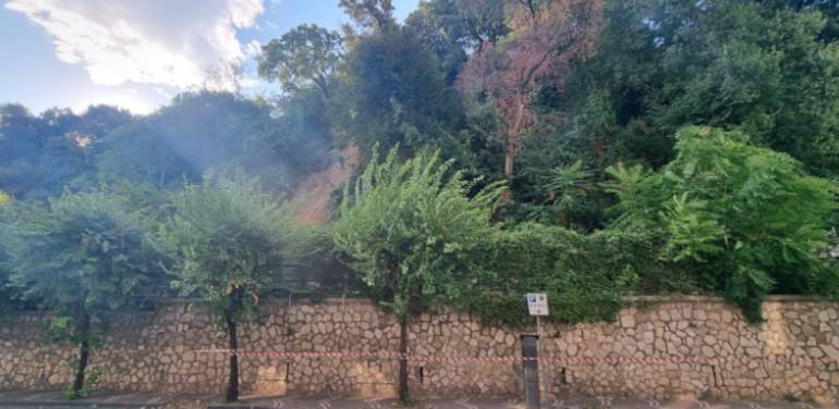 Castellammare, frana la collina di Varano: sotto accusa i lavori della Circumvesuviana
