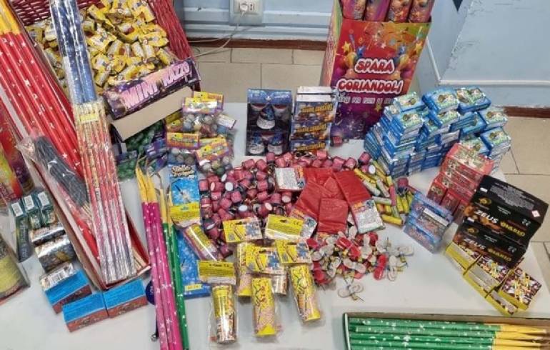Scoperta e sequestrata fabbrica abusiva di fuochi d’artificio a Caserta, una denuncia