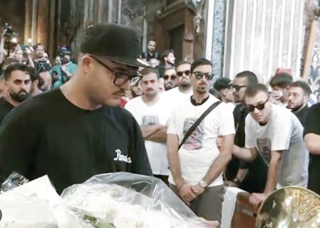 Geolier al funerale di Giogiò: “Dobbiamo iniziare a pretendere, a modificare questo stato di cose”