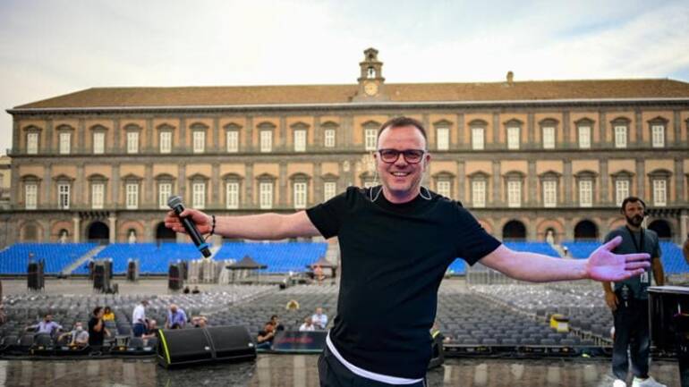 Gigi D’Alessio, in 24 ore venduti 30 mila biglietti live Napoli