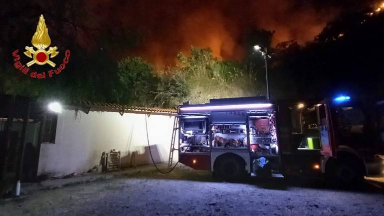 Incendi: brucia area boschiva nel Casertano, 20 ettari in fiamme