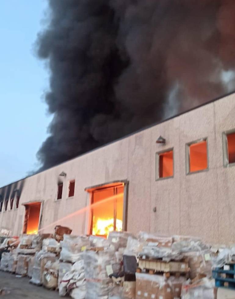 Incendio a Pastorano nell’azienda che ricicla la plastica