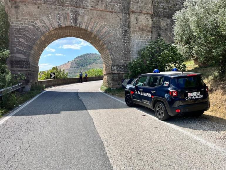 Valle di Maddaloni, una 48enne minaccia di lanciarsi dal ponte Carolino: salvata dai carabinieri