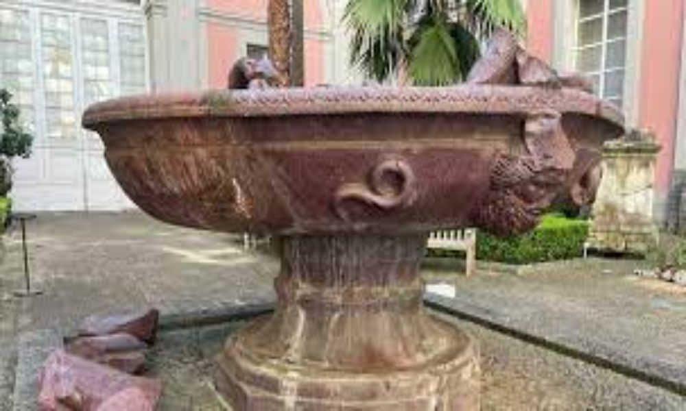 Mann, restaurata la vasca di porfido Farnese con Rigoni