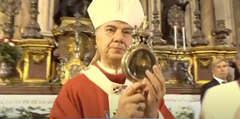 Napoli: ampolla San Gennaro esposta per otto giorni. Il Vescovo: “Disarmiano i giovani”