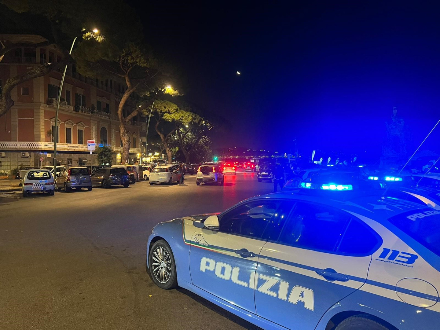 Polizia identifica oltre 450 persone a Mergellina durante controlli