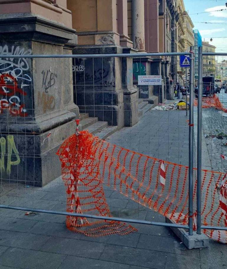 Cadono calcinacci e vetri in Galleria Principe di Napoli