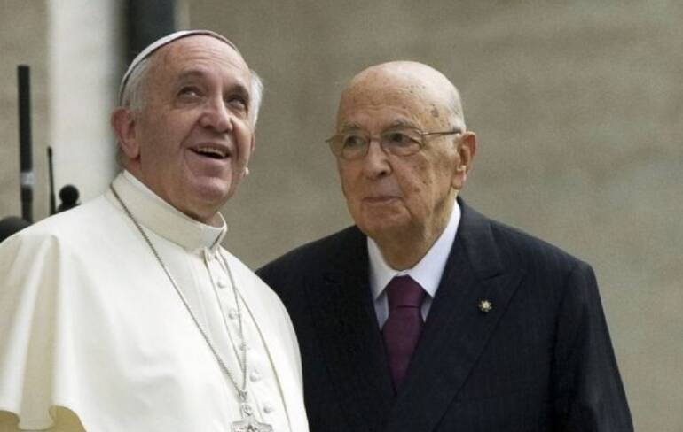 Morte Napolitano, Papa Francesco: “Conservo di lui grata memoria”