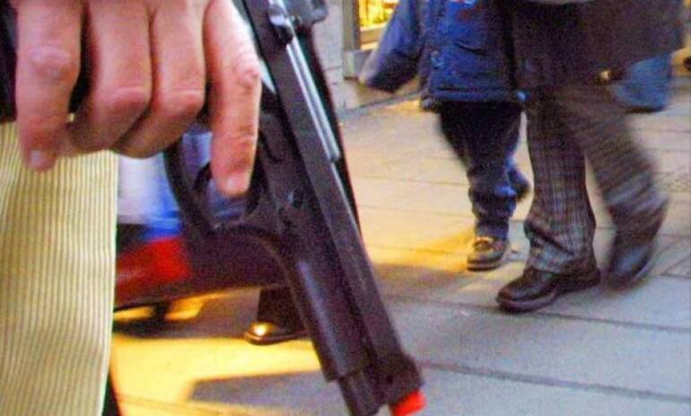 Bari, alunno spara al prof con una pistola a pallini