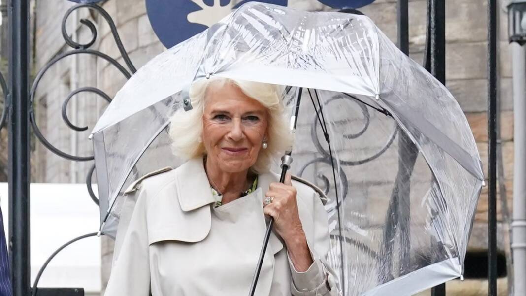La regina Camilla a Parigi: il suo ombrello trasparente sarà prodotto a Napoli