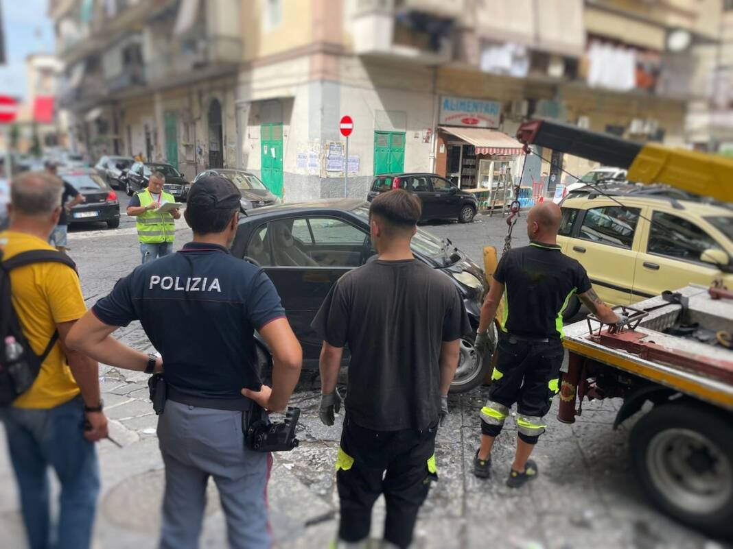 Napoli, rimossi 10 veicoli abbandonati alle Case Nuove