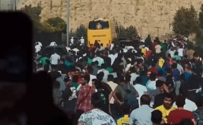 Cristiano Ronaldo, accoglienza da brividi in Iran: tifosi all’assalto del bus dell’Al Nassr. VIDEO