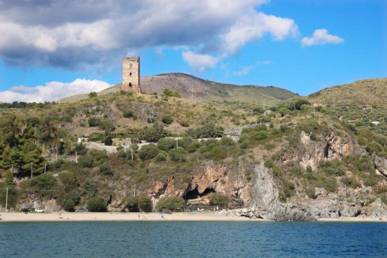 Scavi archeologici alle grotte del Poggio e della Cala a Marina di Camerota