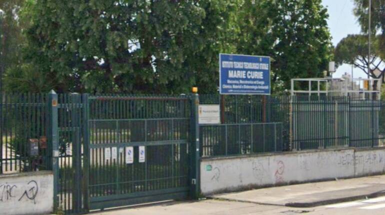 Ponticelli, 15enne accoltellato a scuola: coetaneo denunciato per lesioni