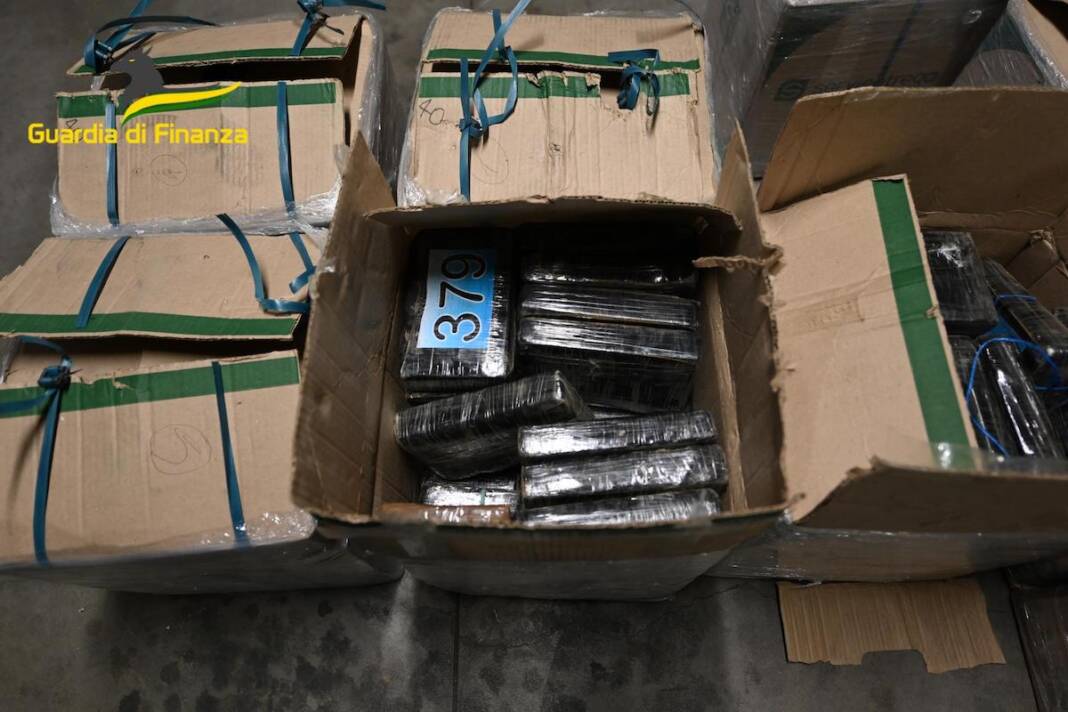 Sequestrati 700 chilogrammi di cocaina: 21 arresti in tutta Italia. Ci sono anche i Mazzarella