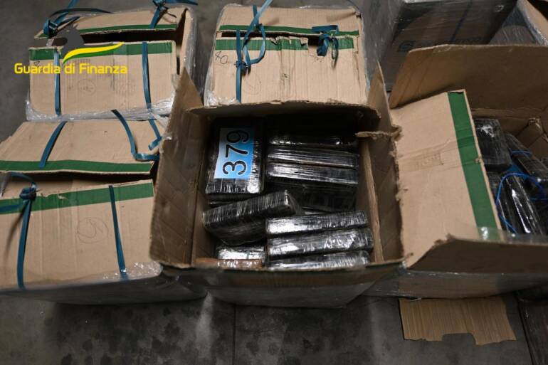 Sequestrati 700 chilogrammi di cocaina dalla Colombia: 21 arresti in tutta Italia. Ci sono anche i Mazzarella