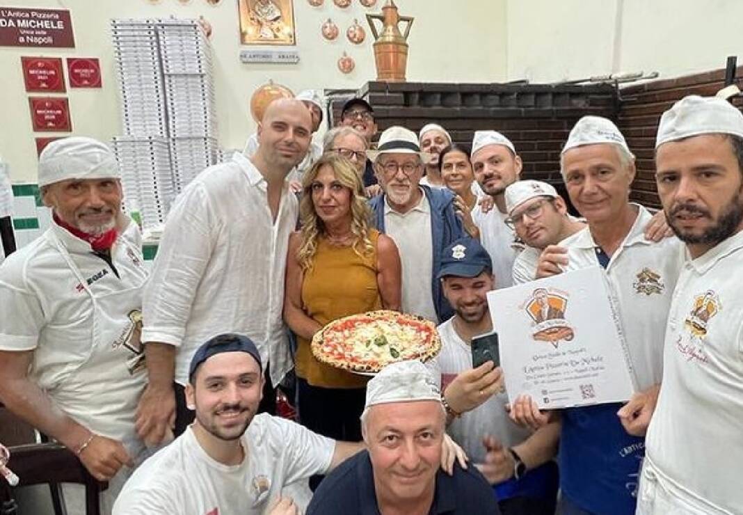 Steven Spielberg a Napoli: pizza da Michele nel rione Forcella