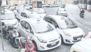Napoli, stretta sui taxi e Ncc all’aeroporto: otto licenze sospese