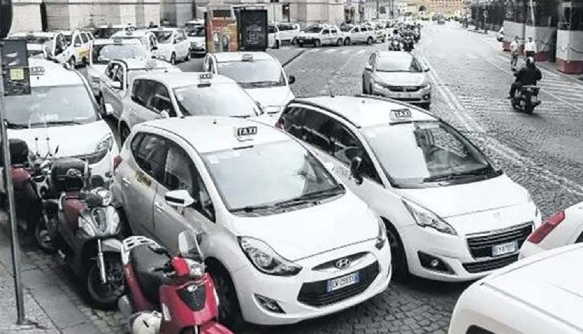 Protesta tassisti Napoli: “Il piano traffico ci danneggia”