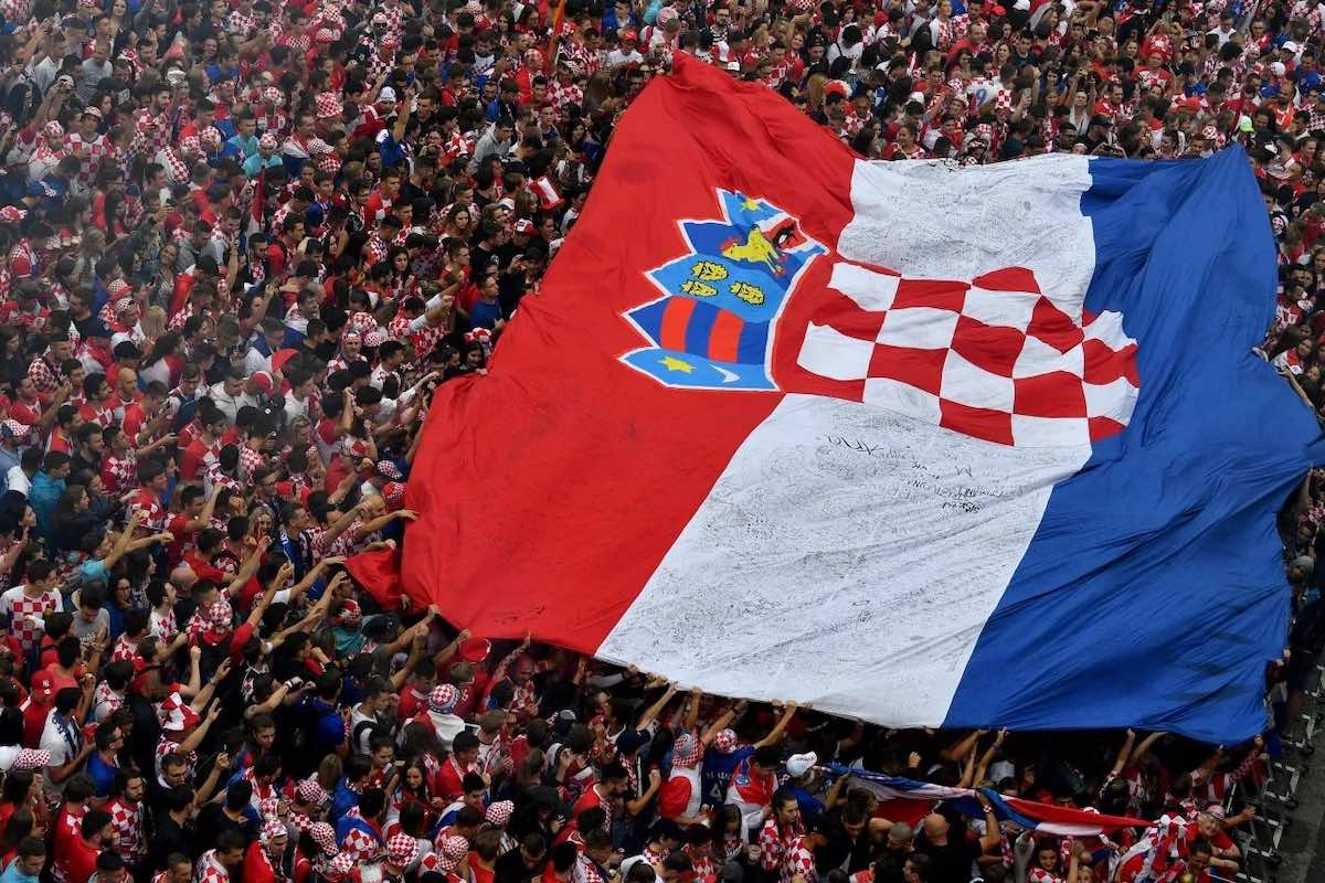 Tifosi della Croazia espongono bandiera fascista allo stadio, Uefa apre indagine