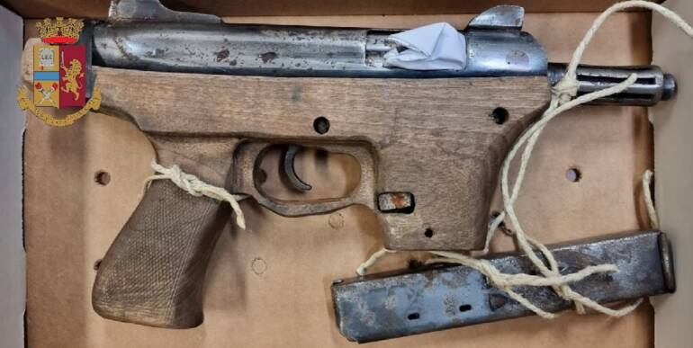 Torre Annunziata, blitz al rione Penniniello: arrestato 25enne trovato in possesso di un mitra
