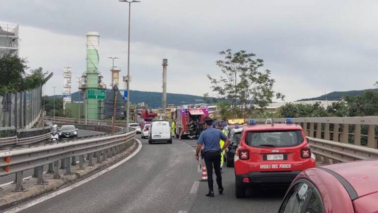 Cadavere bendato, con piedi legati, appeso al guardrail