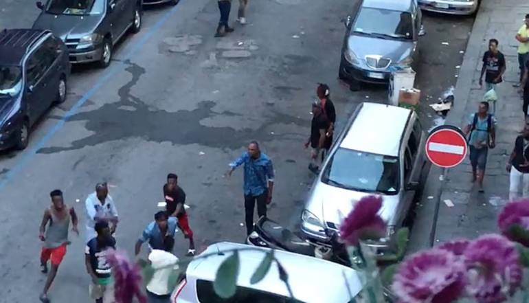 Napoli, agenti della polizia locale aggrediti da migranti al Vasto