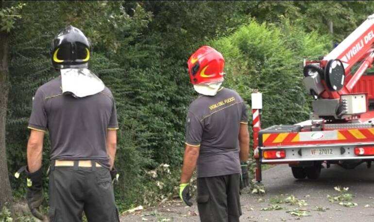 Fuorigrotta incendio di pneumatici a Monte Sant’Angelo: arrivano i vigili del fuoco