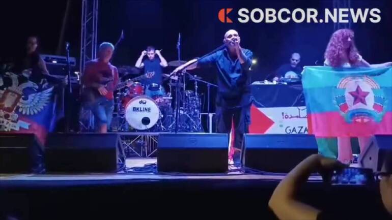 Bandiere filorusse sul palco dei 99 Posse, è polemica social