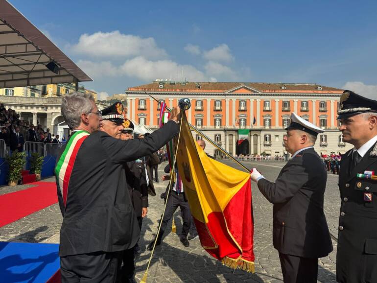 Quattro Giornate: i carabinieri premiano Napoli