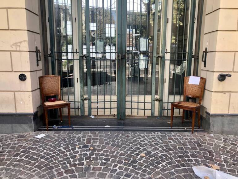 Napoli, funicolare di Chiaia chiusa, nuova protesta. Due sedie all’ingresso con “accomodatevi” e le noccioline