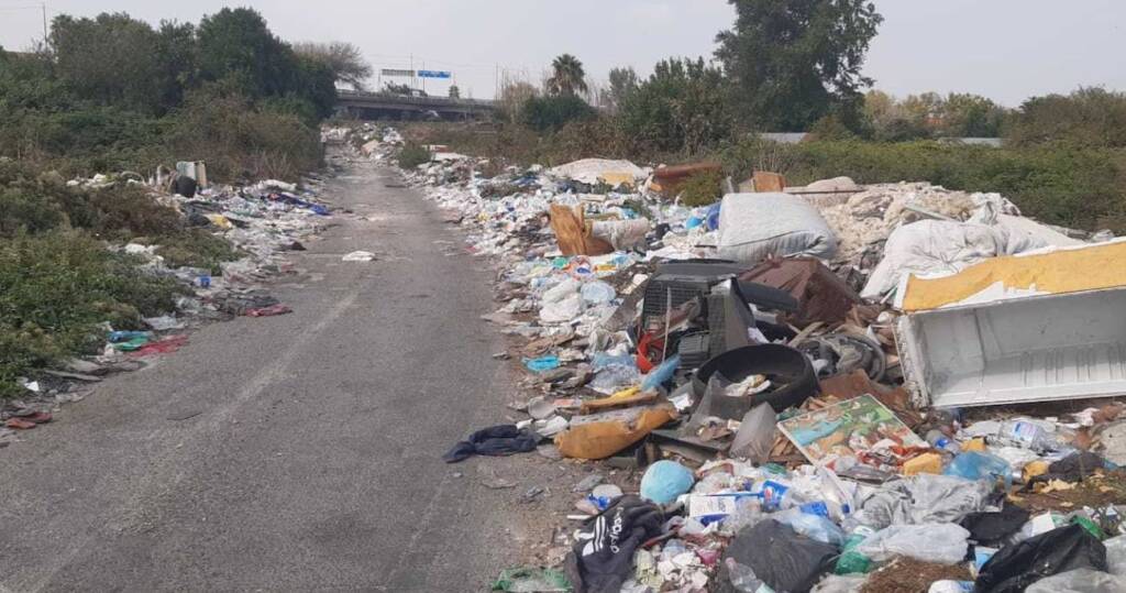 Scampia, discariche a cielo aperto con amianto e scarti industriali